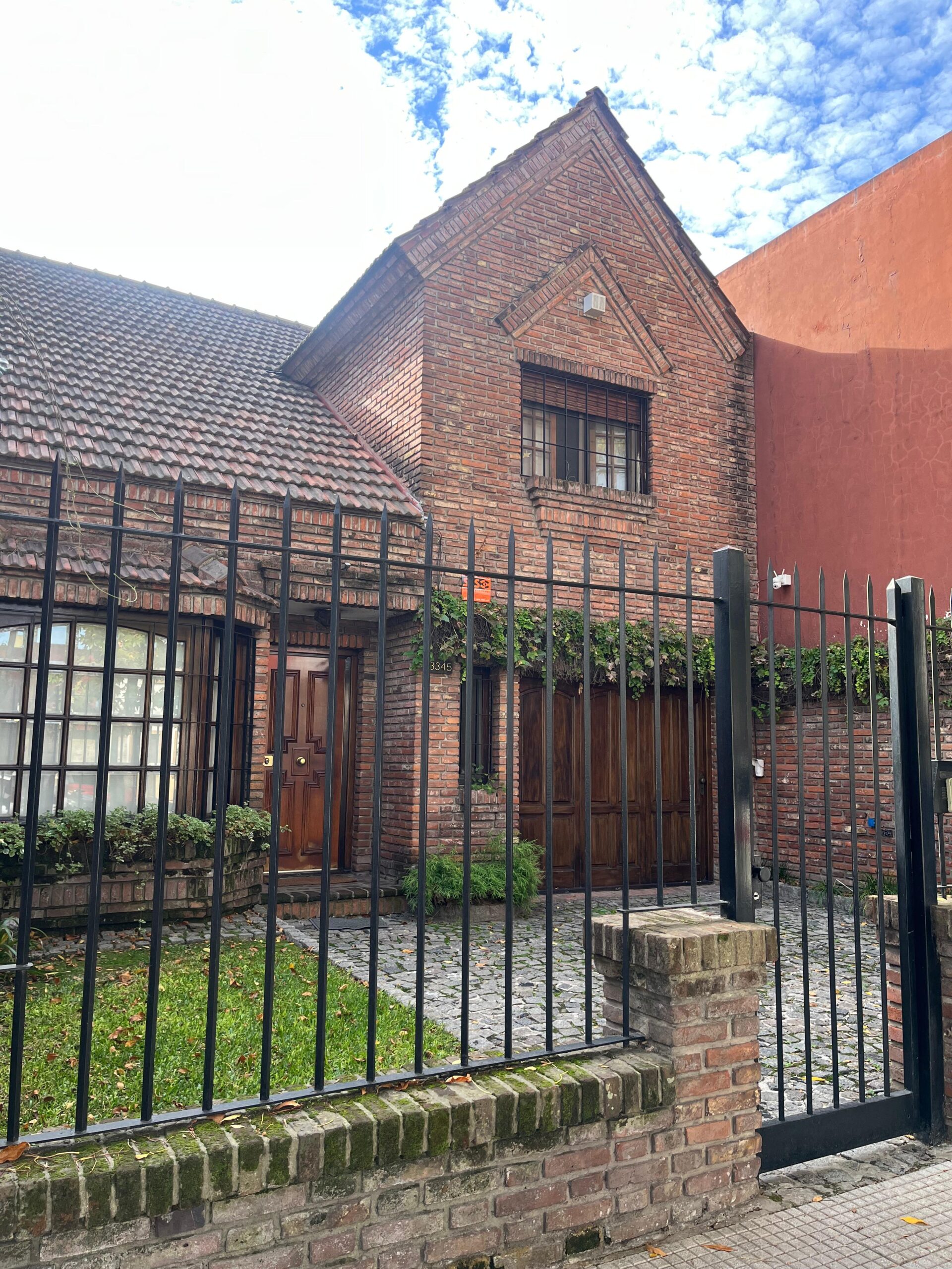 VILLA DEVOTO -EXCELENTE CHALET DE 2 PLANTAS CON PILETA ,QUINCHO Y PARRILLA