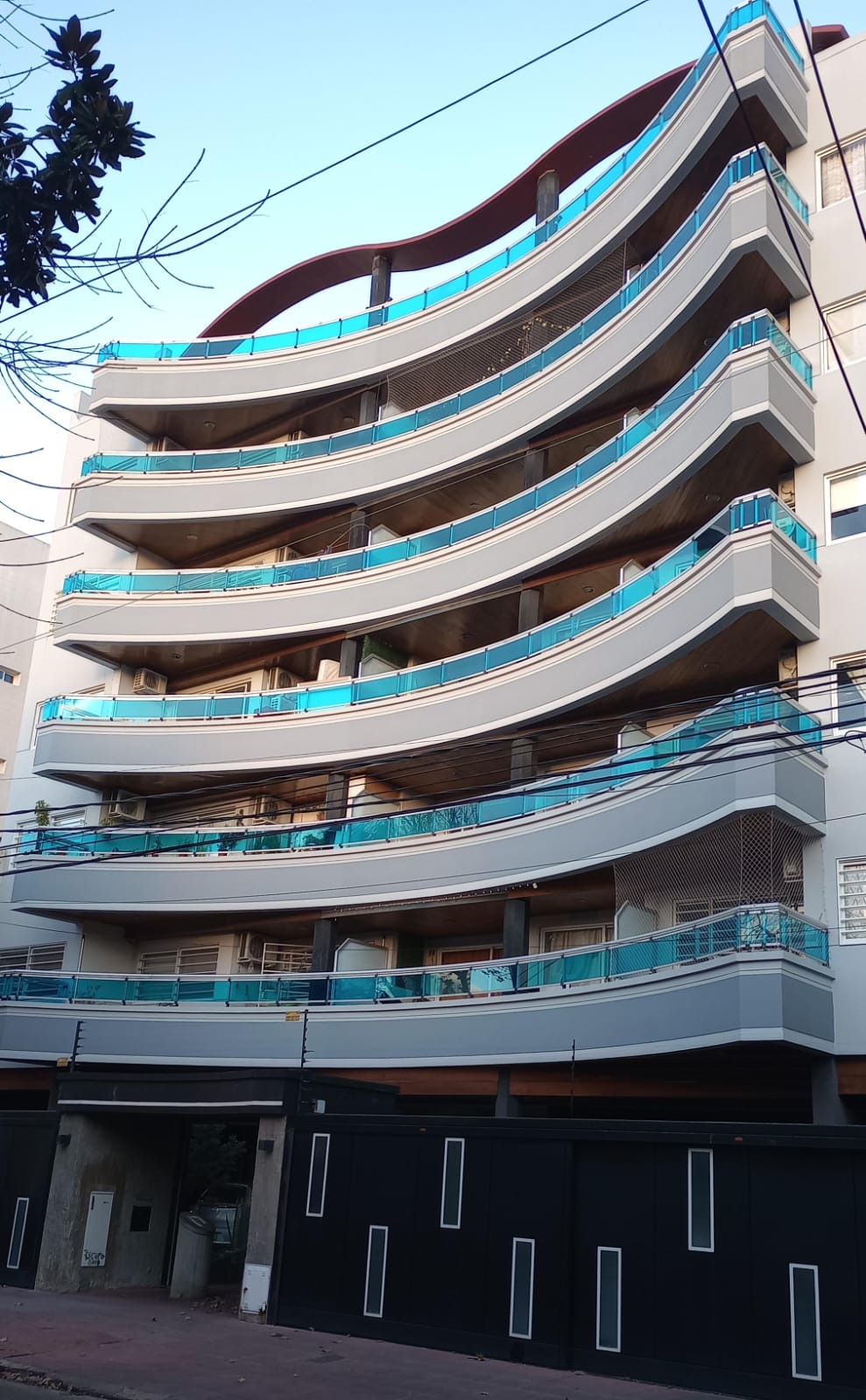 SANTOS LUGARES- DEPARTAMENTO DE 2 AMBIENTES CON BALCÓN AL FRENTE CON COCHERA.